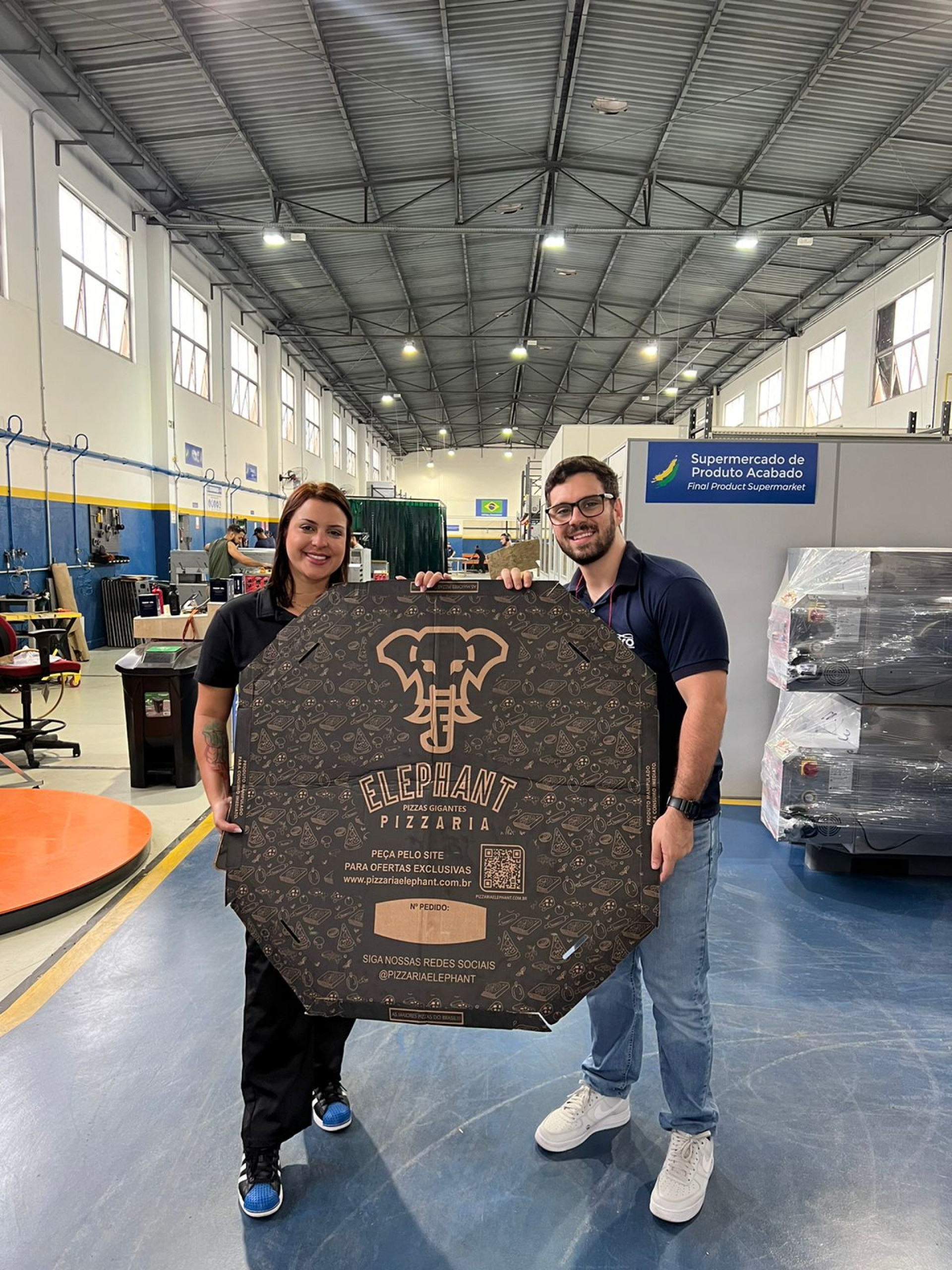 A pizza de 90cm tem cinco quilos e serve 15 pessoas - Divulgação