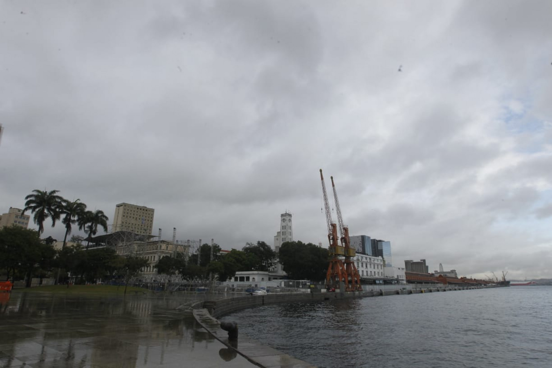 Tempo nublado e chuva na Praça Mauá, no Centro do Rio, nesta sexta-feira (4) - Reginaldo Pimenta/Agência O Dia