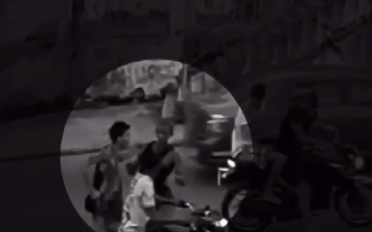Câmera de segurança flagrou Menor T (E) segurando uma arma e obrigando a vítima a subir em uma moto