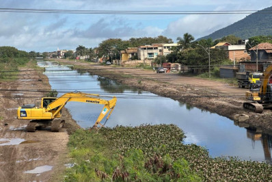 Equipes reforçam limpeza e drenagem para conter alagamentos em Rio das Ostras