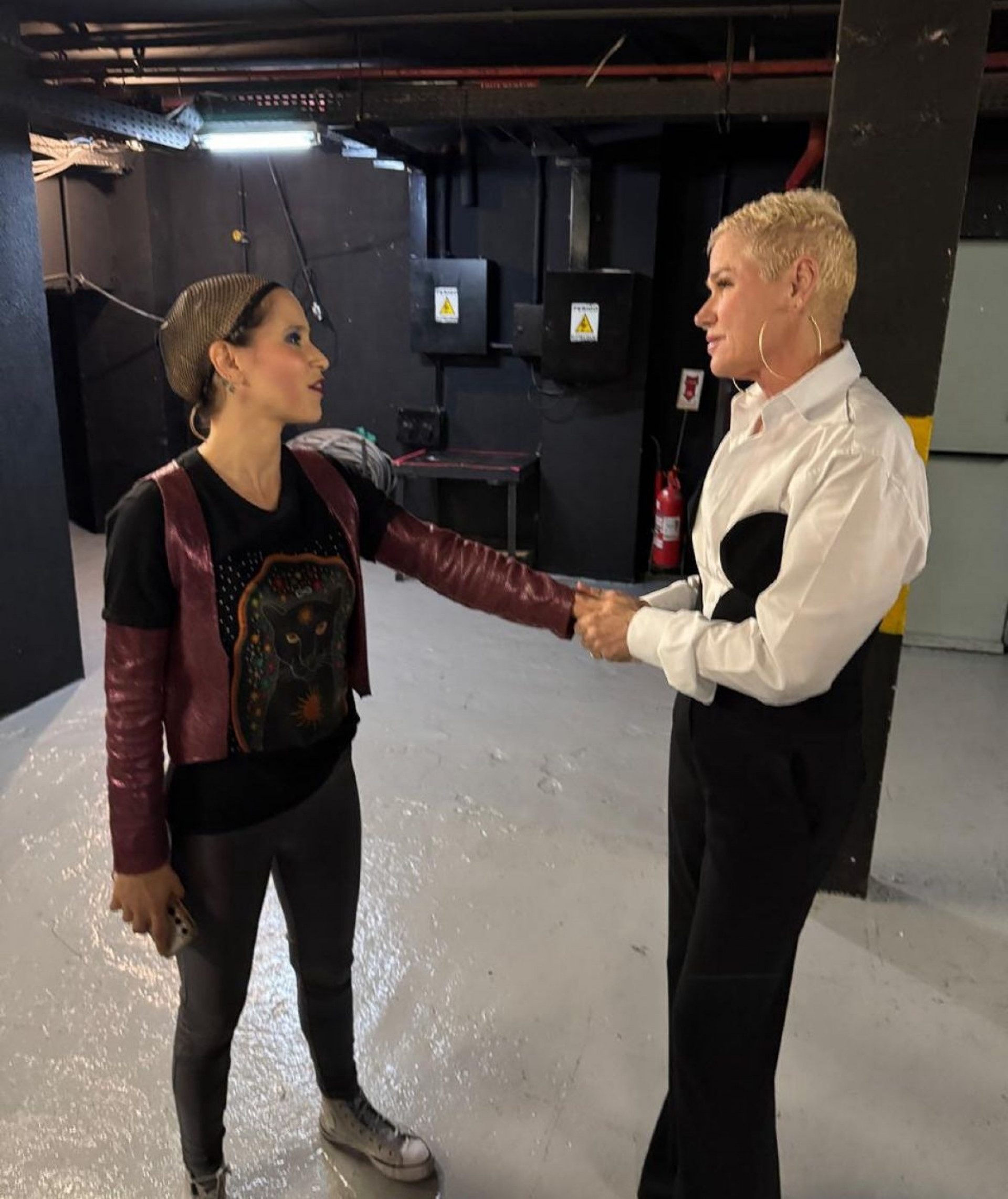 Xuxa e Mel Libsoa posam juntas nos bastidores - Reprodução / Instagram