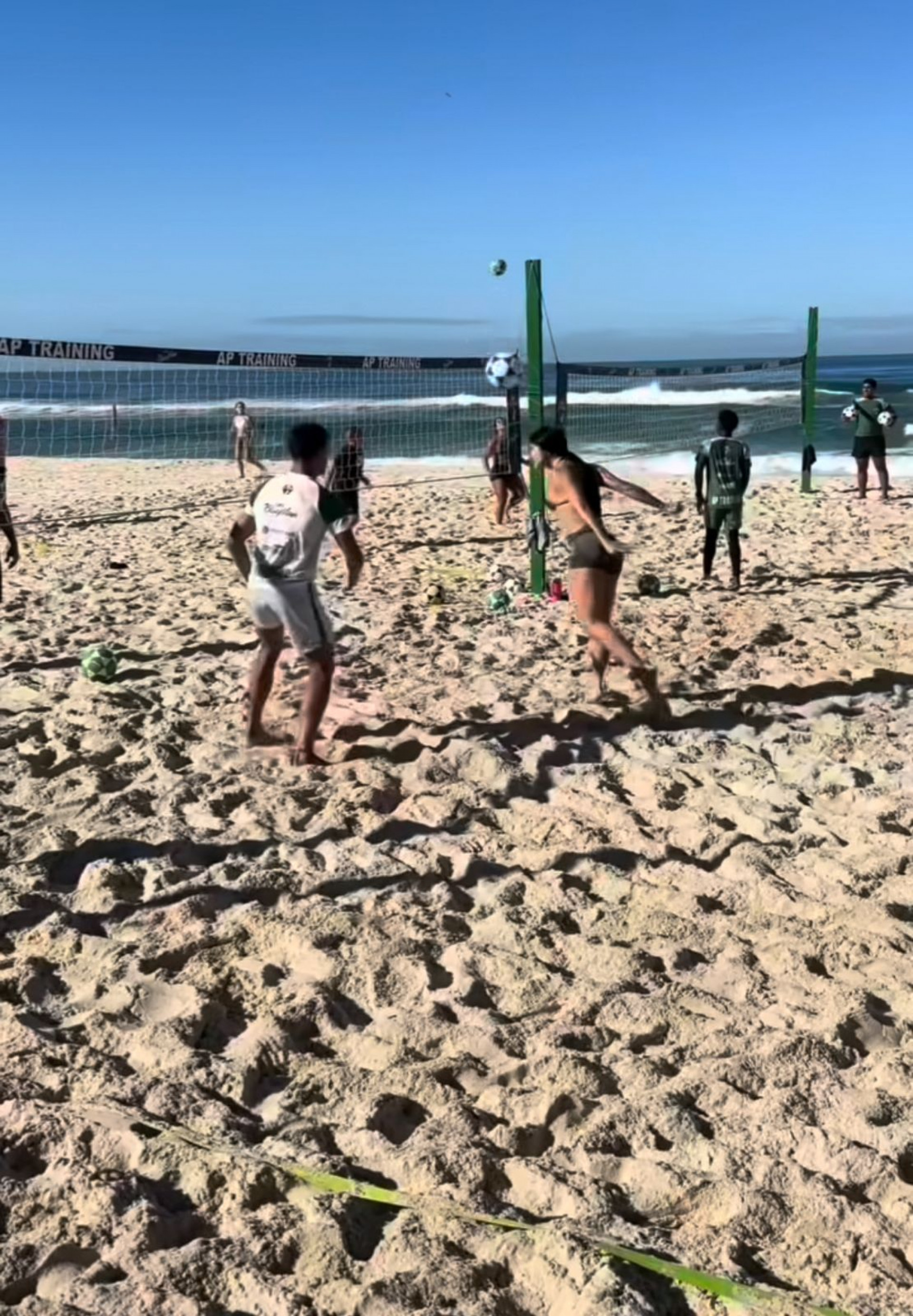 Namorada de Belo, a influenciadora também jogou futevôlei  - Reprodução / Instagram