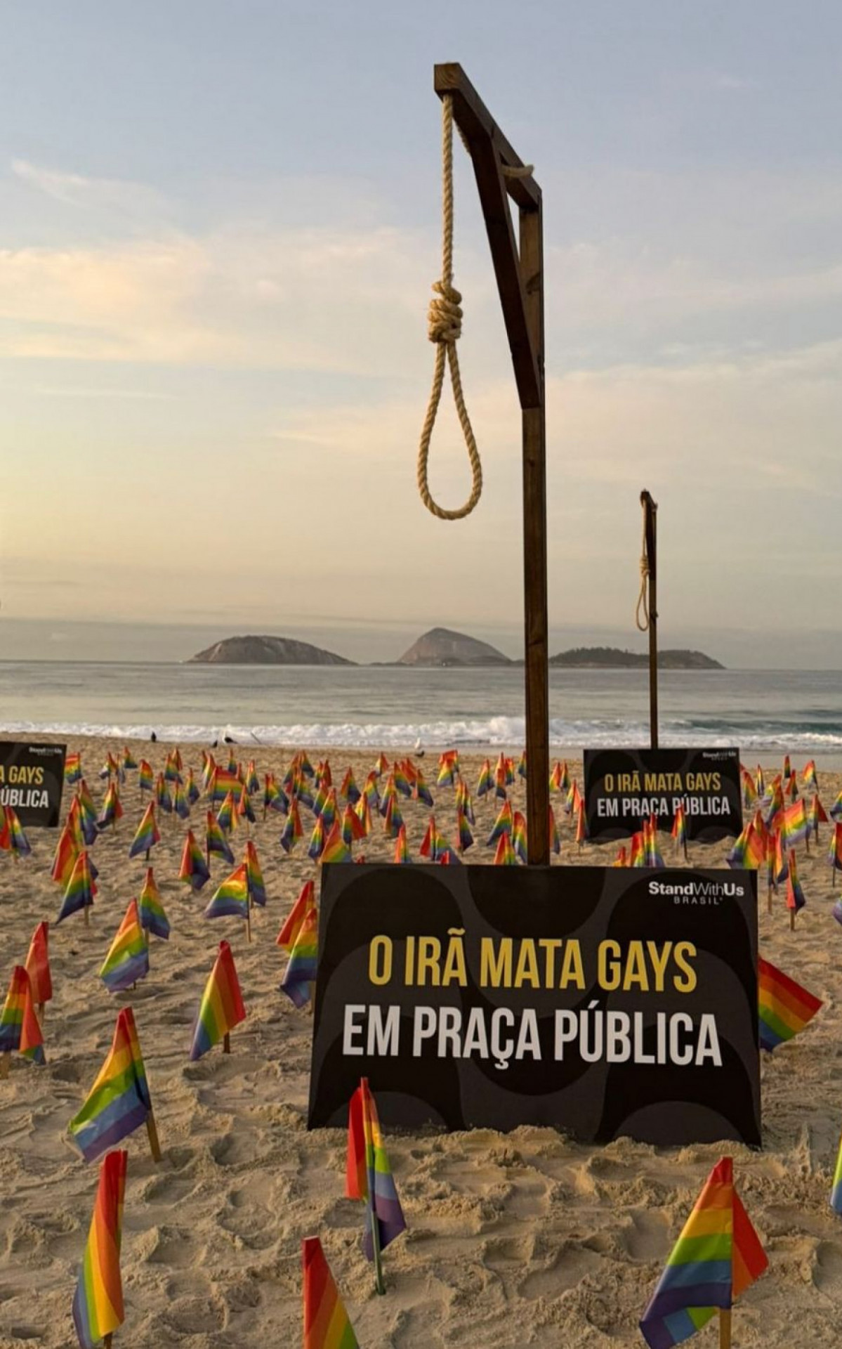ONG faz protesto contra o Ir&atilde; na Praia de Ipanema, neste domingo (6) - Reprodu&ccedil;&atilde;o / @standwithus_brasil