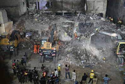 Desabamento de edifício no sul do Paquistão deixa 27 mortos