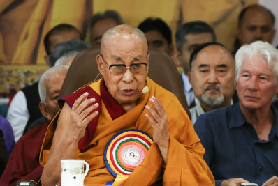 Dalai Lama reza pela paz e a compaixão no aniversário de 90 anos