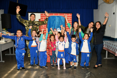Teatro transforma reciclagem em brincadeira para alunos de escola municipal em Nova Iguaçu