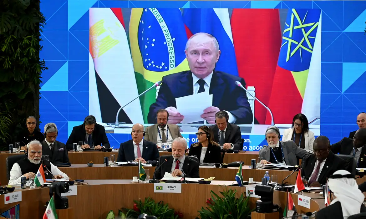 Putin defende multipolaridade e desdolarização em mensagem à Cúpula do Brics