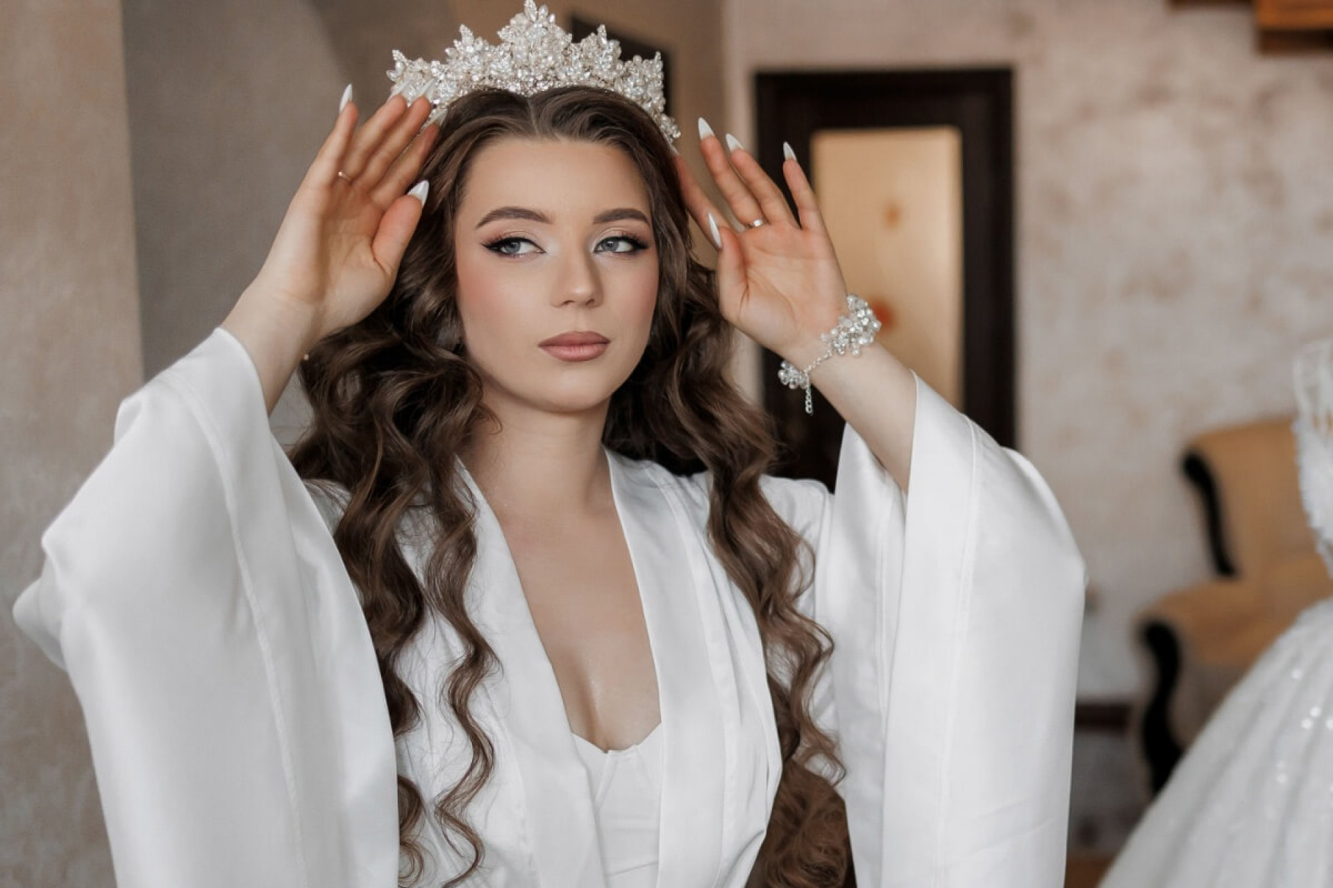 Os penteados geométricos são a escolha perfeita para as noivas inovarem o visual (Imagem: DocPhotos | Shutterstock) 