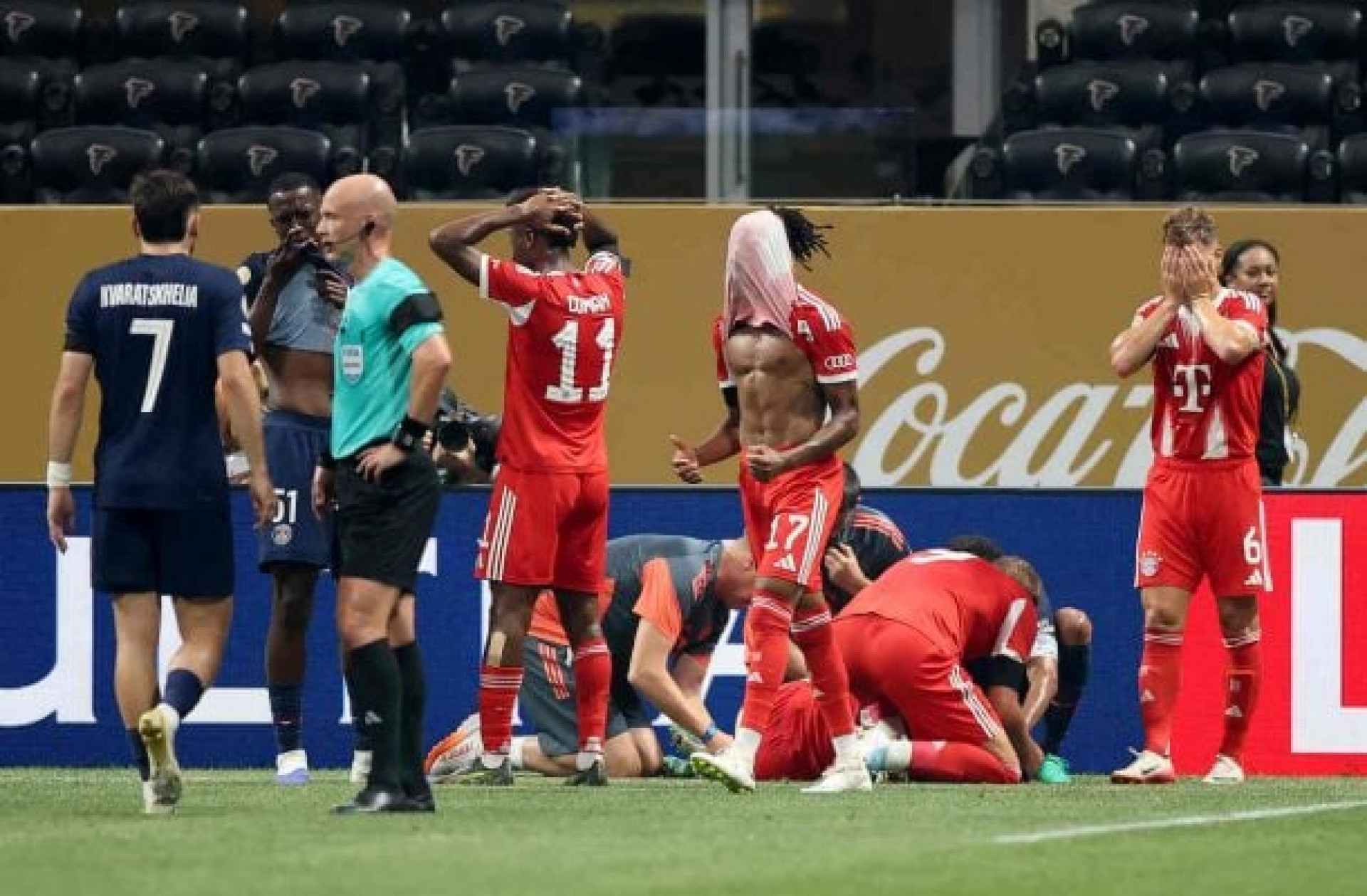 Musiala, do Bayern, volta para Alemanha e passará por cirurgia após lesão