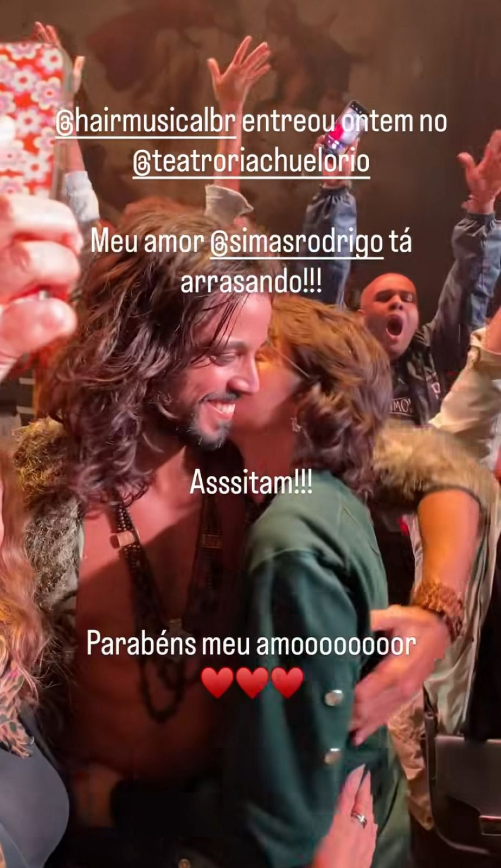 Agatha Moreira prestigiou namorado, o ator Rodrigo Simas, na estreia da peça 'Hair'  - Reprodução / Instagram