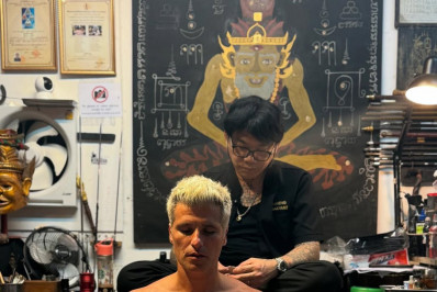 Bruno Gagliasso faz tatuagem na Tailândia: 'Ritual'