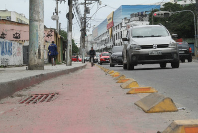 Tachões e segregadores começam a ser instalados na ciclorrota