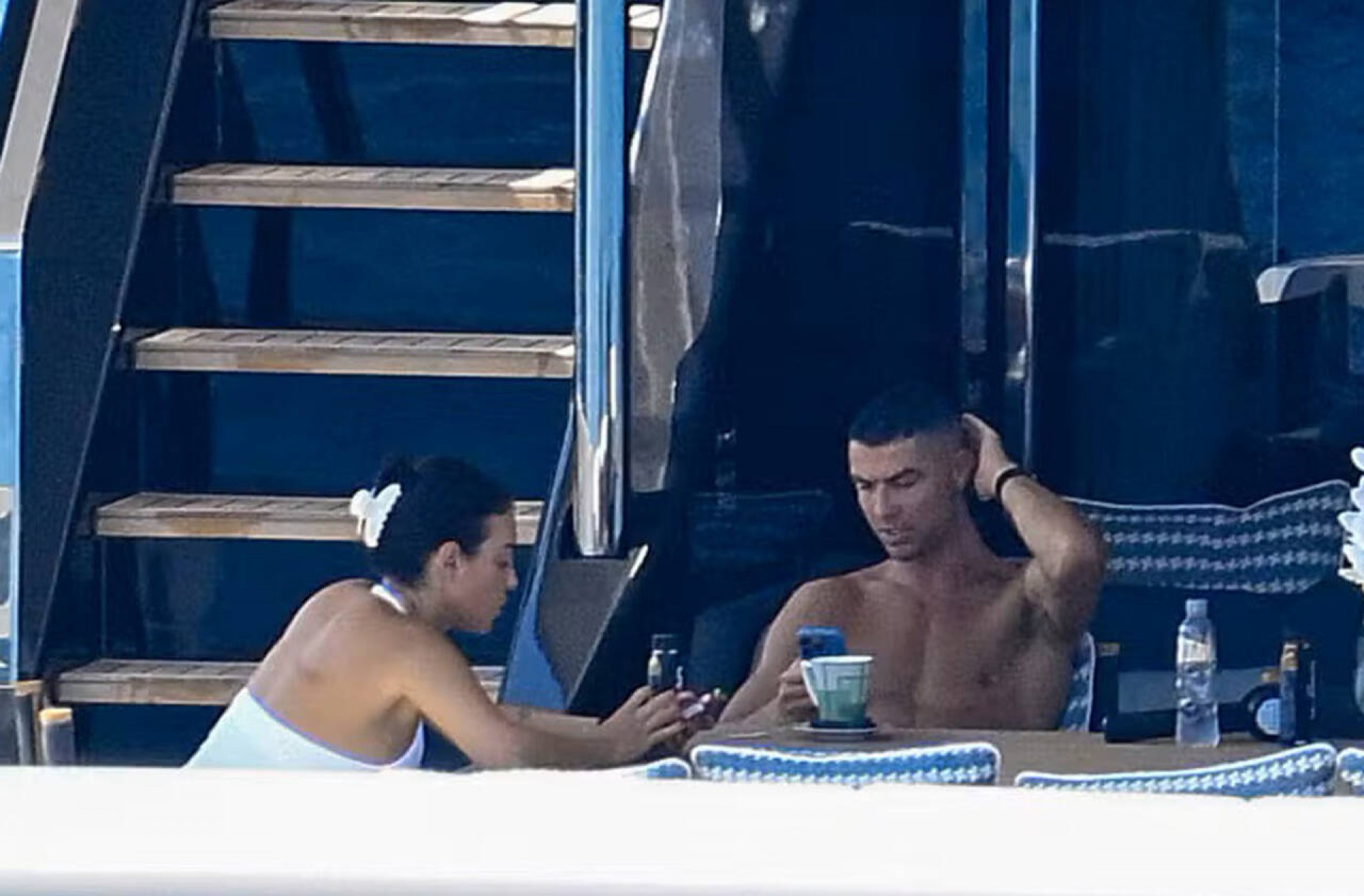 Cristiano Ronaldo e Georgina Rodriguez curtem dia de folga em iate avaliado em R$55 milh&otilde;es