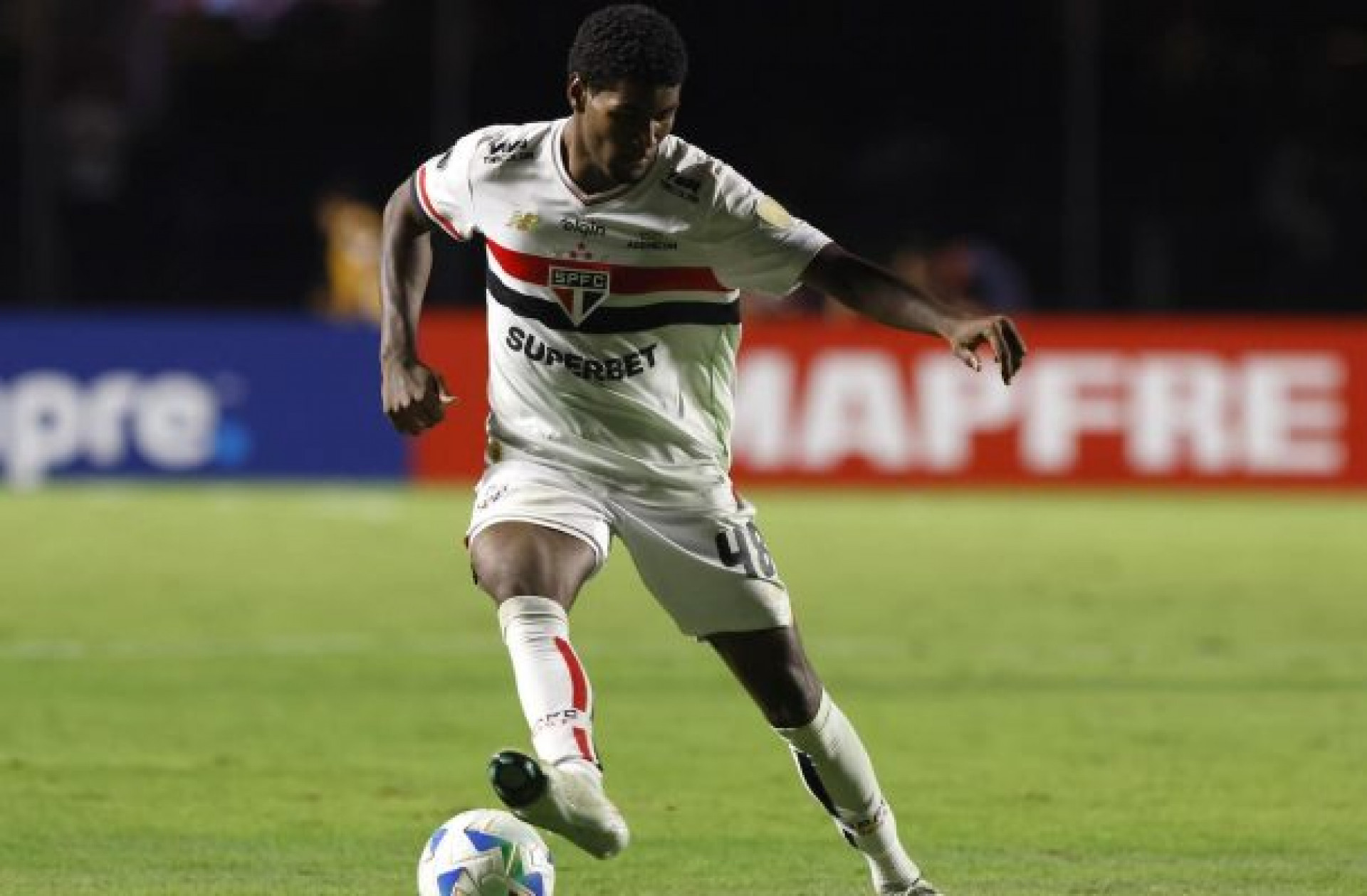 Lucas Ferreira tem pequena les&atilde;o muscular e ser&aacute; reavaliado no S&atilde;o Paulo