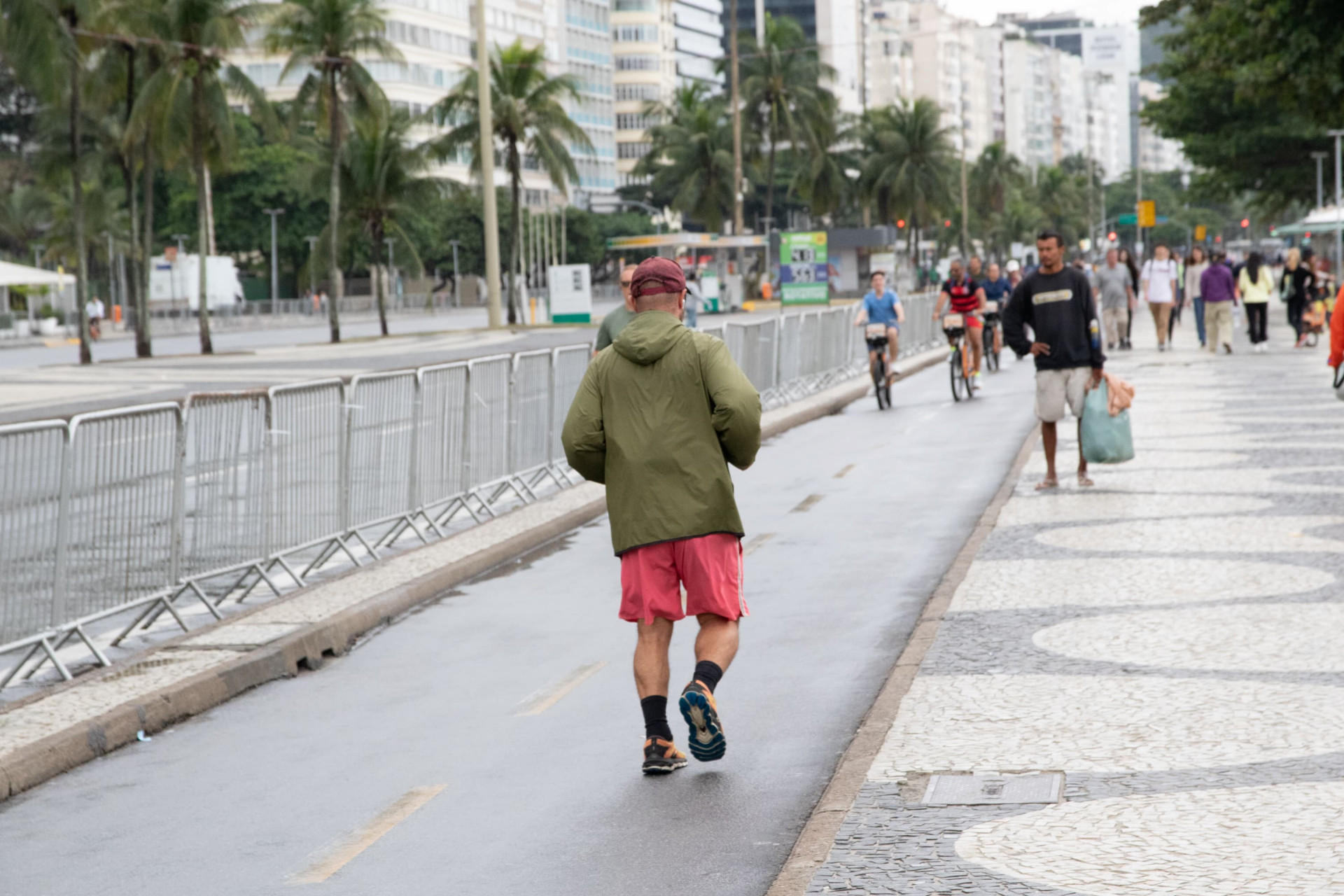 Pedestres caminharam pela praia no início da semana - Érica Martin / Agência O Dia