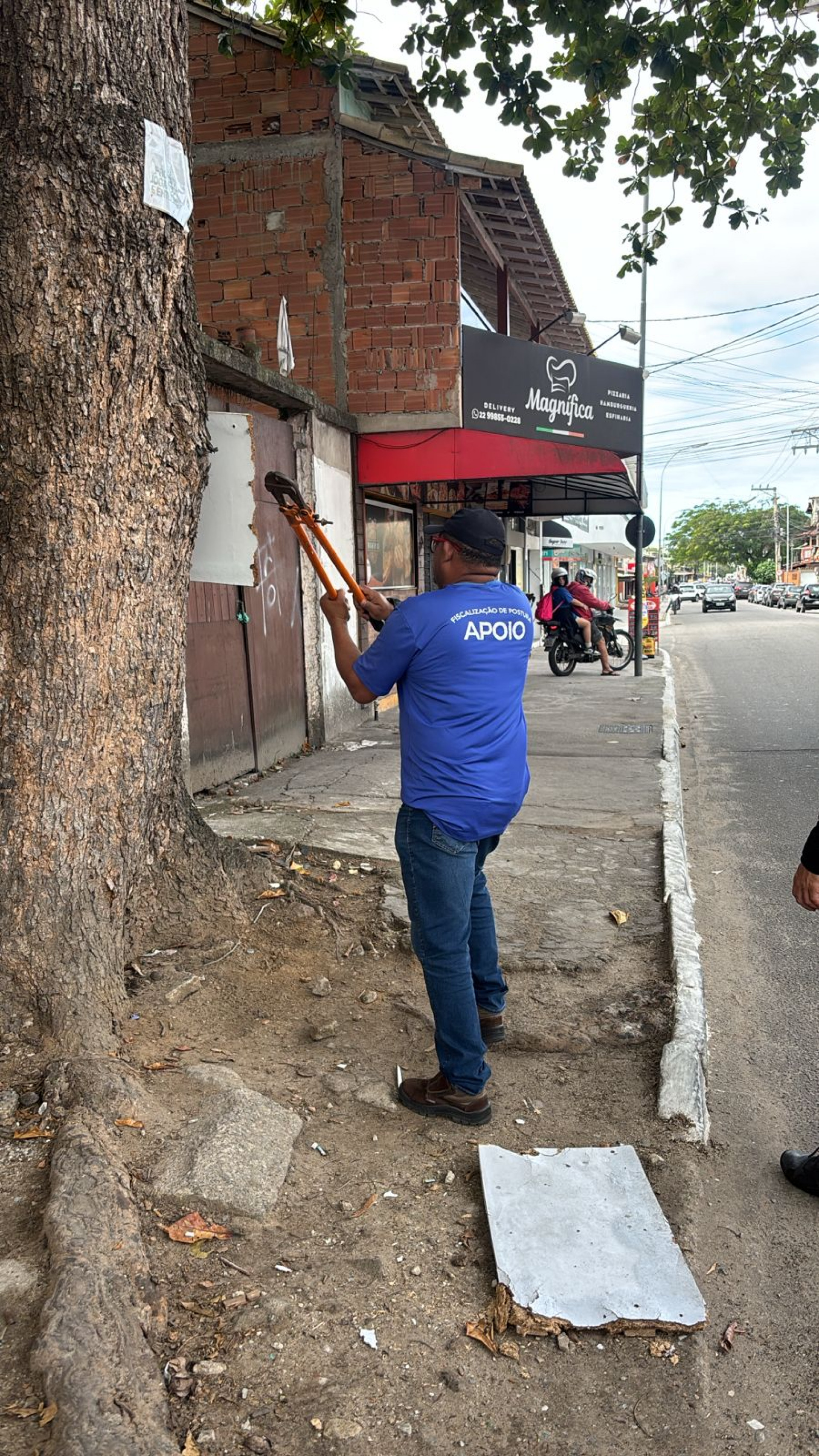 Equipe da Prefeiura retira estrutura met&aacute;lica - Reprodu&ccedil;&atilde;o 