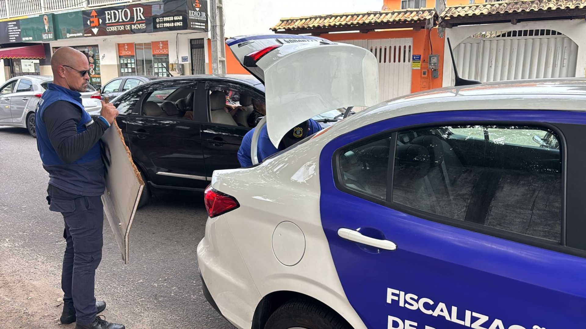 Equipe da Prefeiura retira estrutura met&aacute;lica - Reprodu&ccedil;&atilde;o 