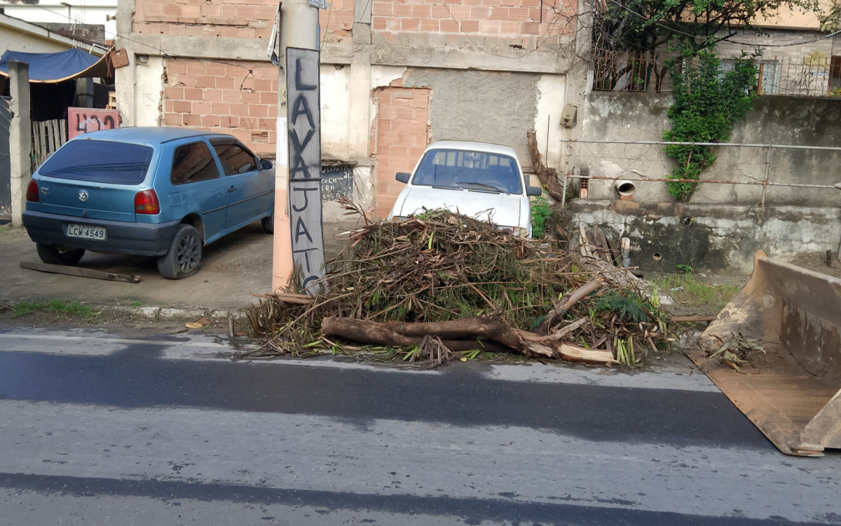 A Estrada do Barro Vermelho, no bairro Vilar Novo, teve retirada de lixo e entulhos

