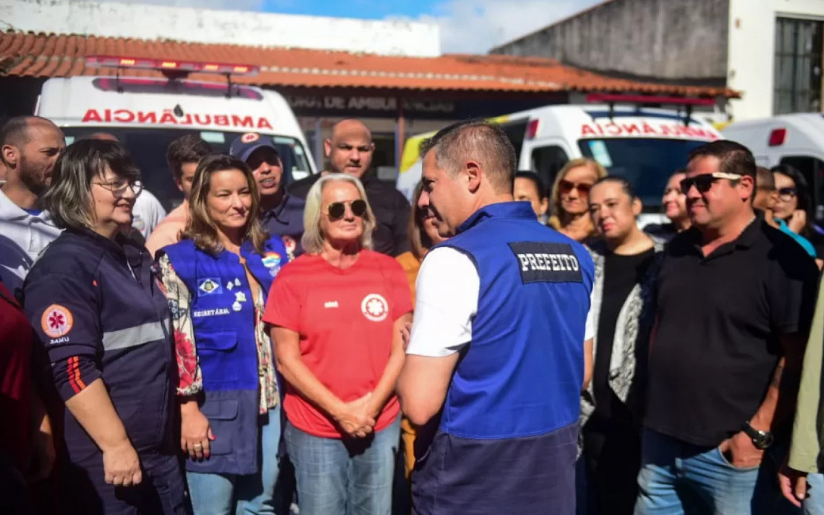 Entrega de novas ambulâncias