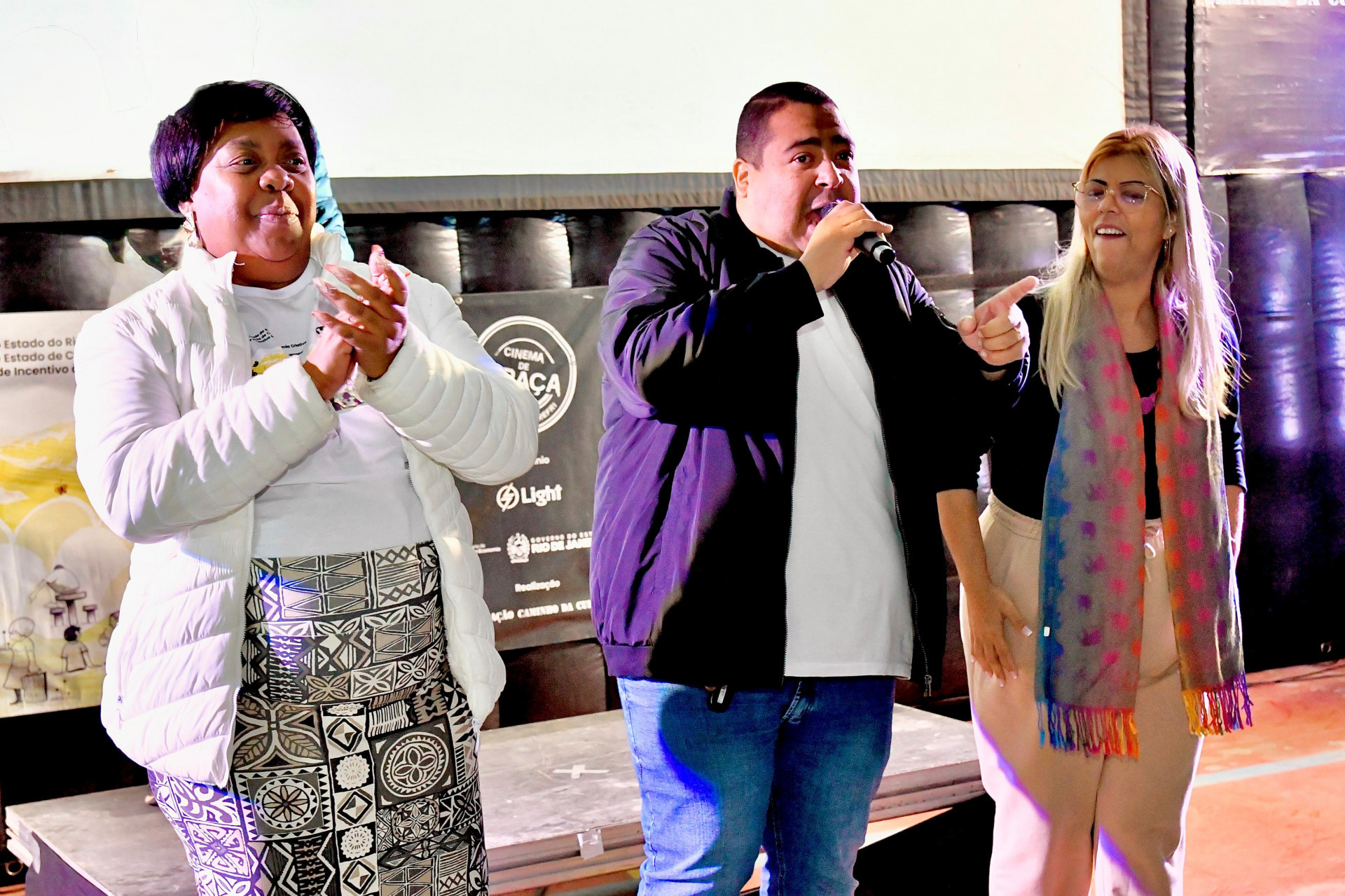 O secret&aacute;rio de Cultura, Andr&eacute; Carvalho, ao lado da diretora Deise Maria (E) e da secret&aacute;ria de Educa&ccedil;&atilde;o Sheila Boechat (D) - Jeovani Campos / PMBR