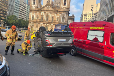 Carro capota ao colidir com ônibus no Centro