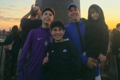 Marcus Buaiz visita Cristo Redentor com os filhos e enteado