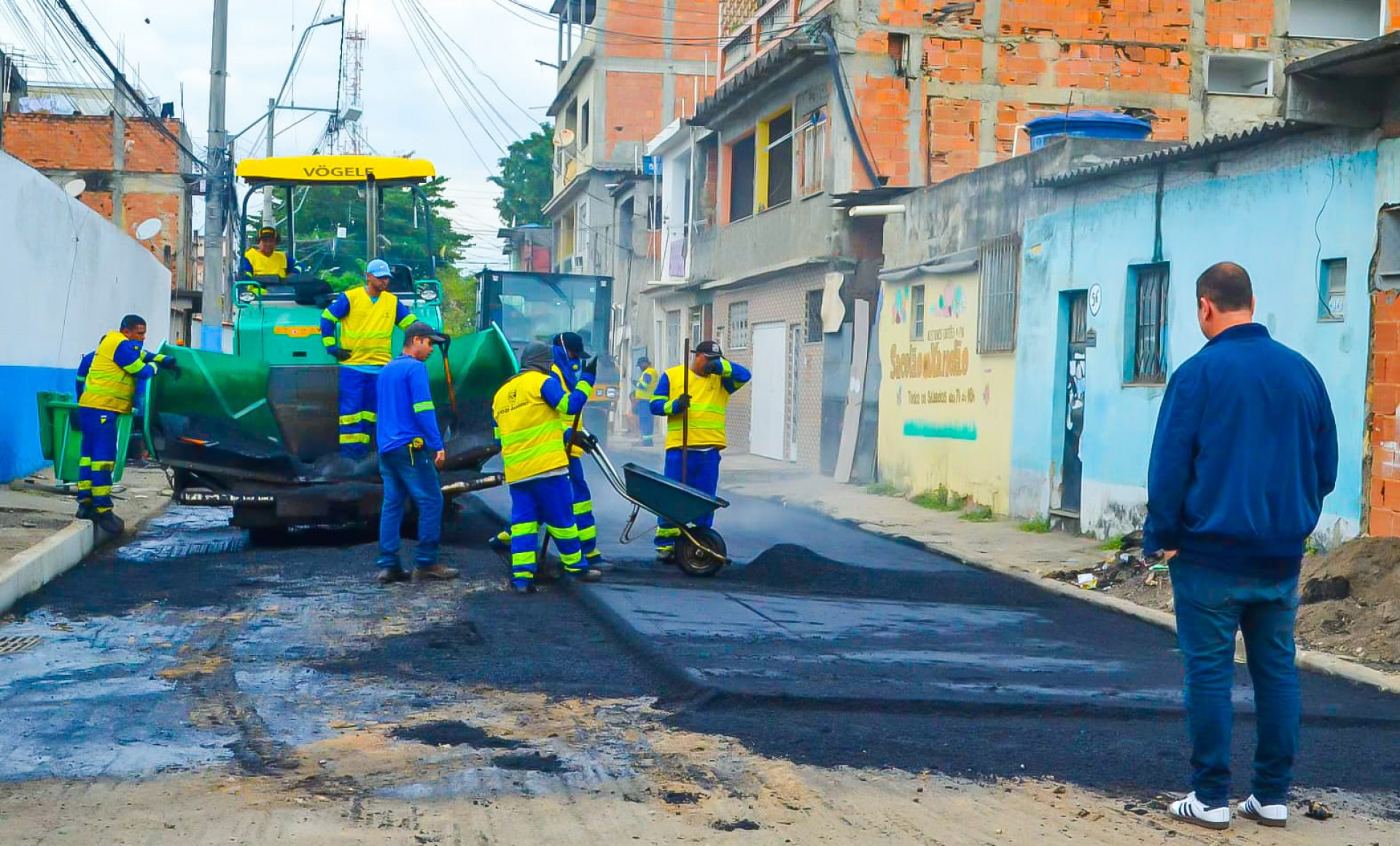 Prefeito L&eacute;o Vieira (dir) acompanhou o trabalho das equipes que est&atilde;o revitalizando as vias e cal&ccedil;adas - Gilberto Rocha/ PMSJM