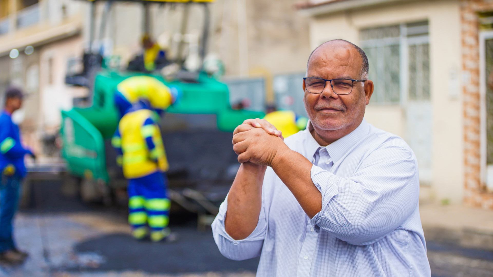 Morador do bairro, Mauro Lacerda, agradeceu pela chegada do novo asfalto, e novas cal&ccedil;adas e manilhas - Gilberto Rocha/ PMSJM