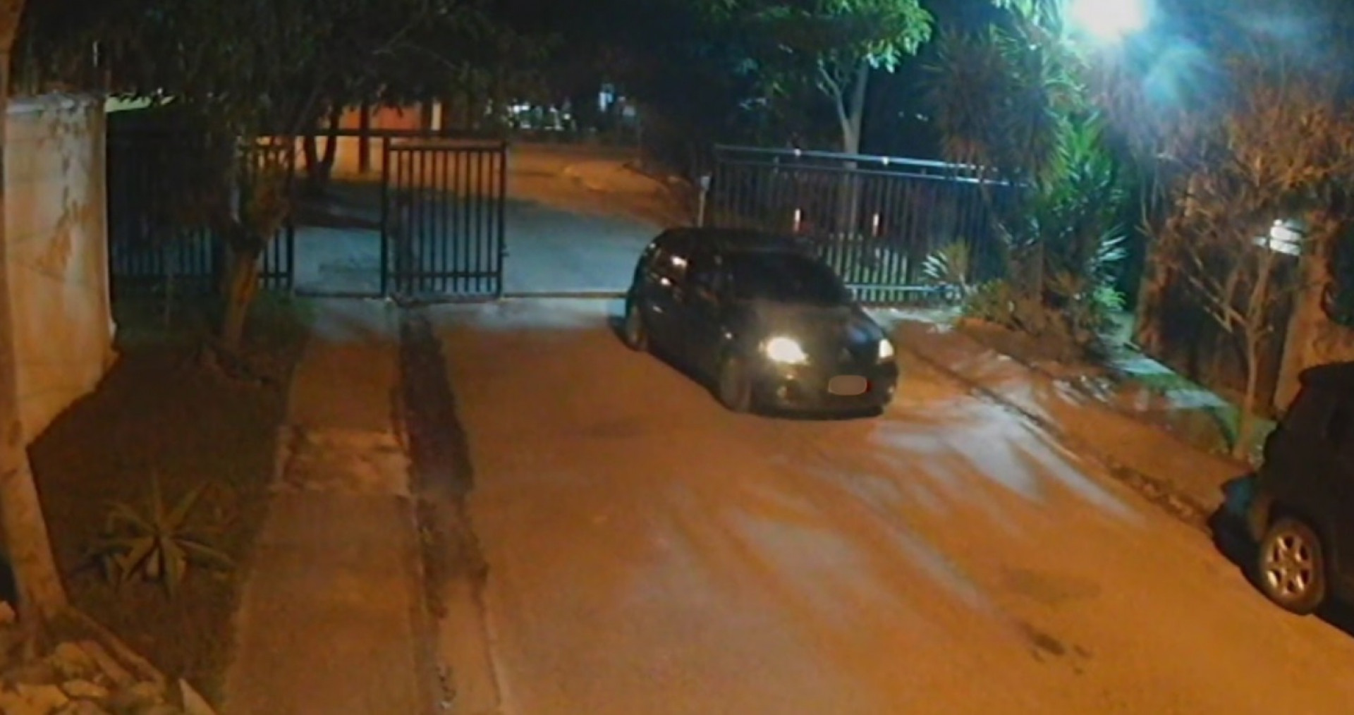 Momento em que o carro entra no condomínio, por volta das 4h - Divulgação / Segurança Presente