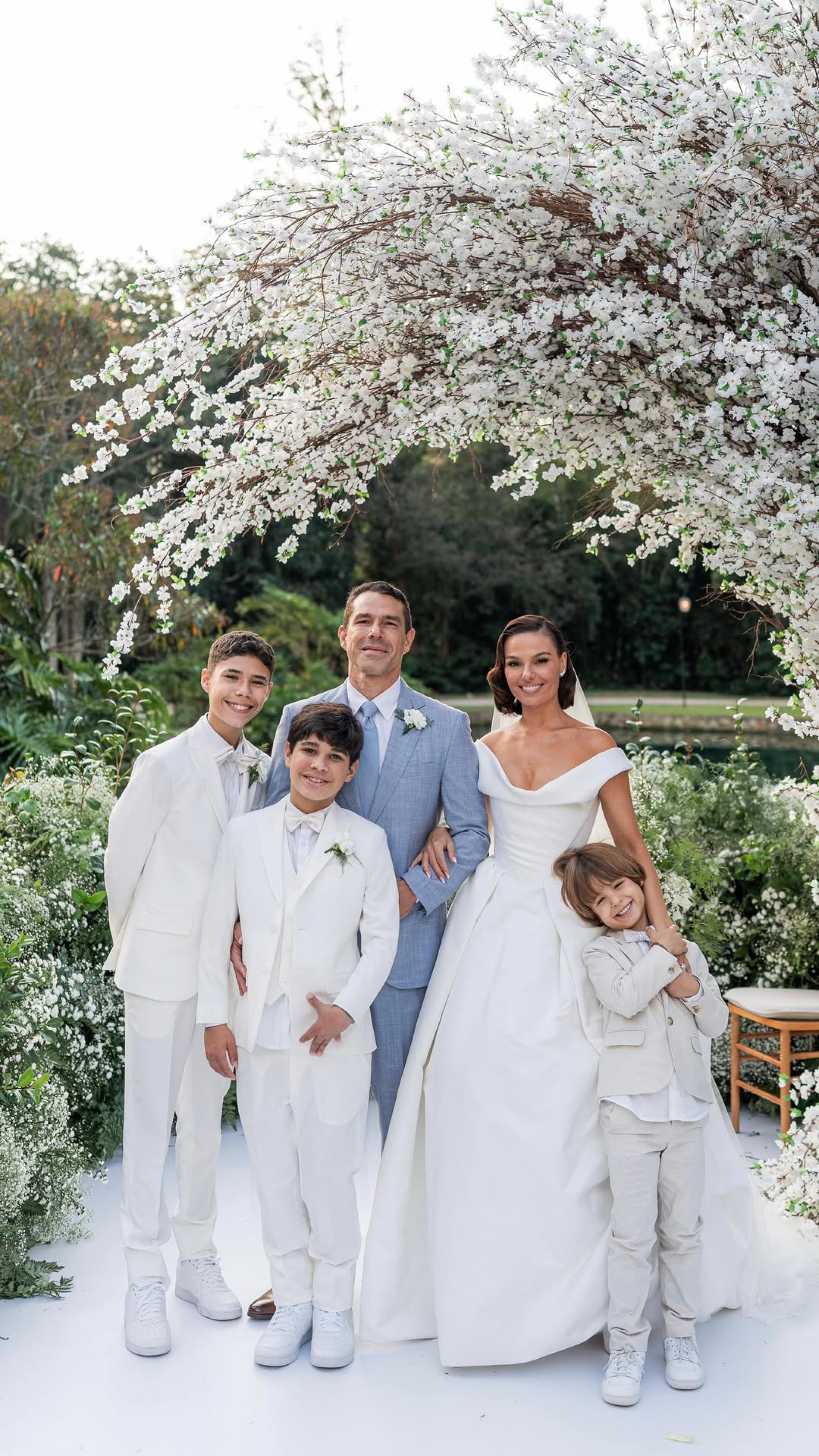Marcus Buaiz e Isis Valverde posaram com os filhos no casamento  - Reprodução/Instagram 