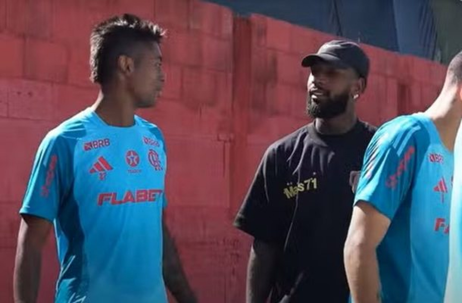 Gerson vai ao CT do Flamengo e se despede de jogadores e funcionários