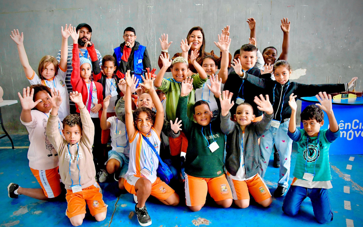 A secretária especial de Ensino, Fernanda Romero, com os alunos durante o projeto Ciência Móvel

