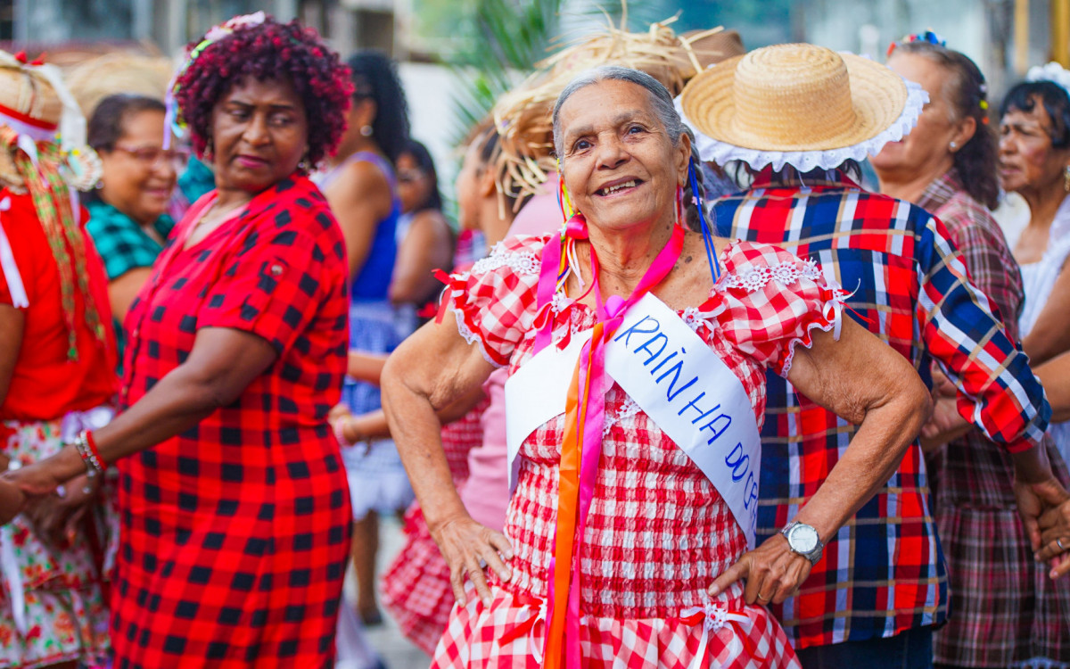 Aruina Correia, de 84 anos, foi eleita a rainha do CRAS na festa