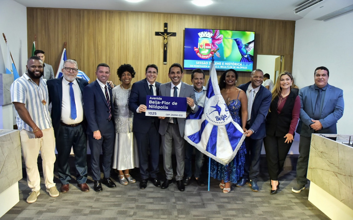 Integrantes da escola recebendo a placa com o novo nome da rua