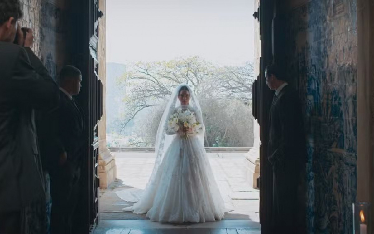 Maria de Fátima entra sozinha na igreja para se casar com Afonso  - TV Globo