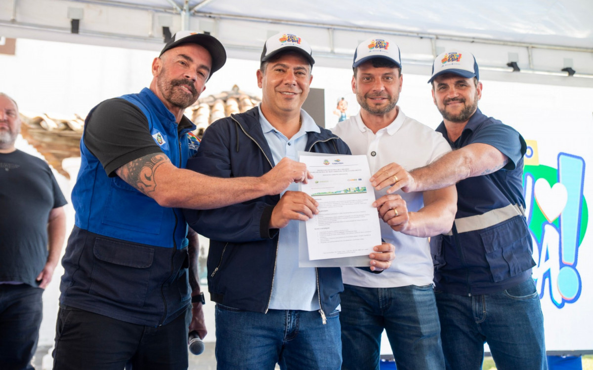 Prefeito Dr Serginho (PL), secretário de Estado do Ambiente e Sustentabilidade, Bernardo Rossi, e demais representantes do governo municipal e instituições parceiras