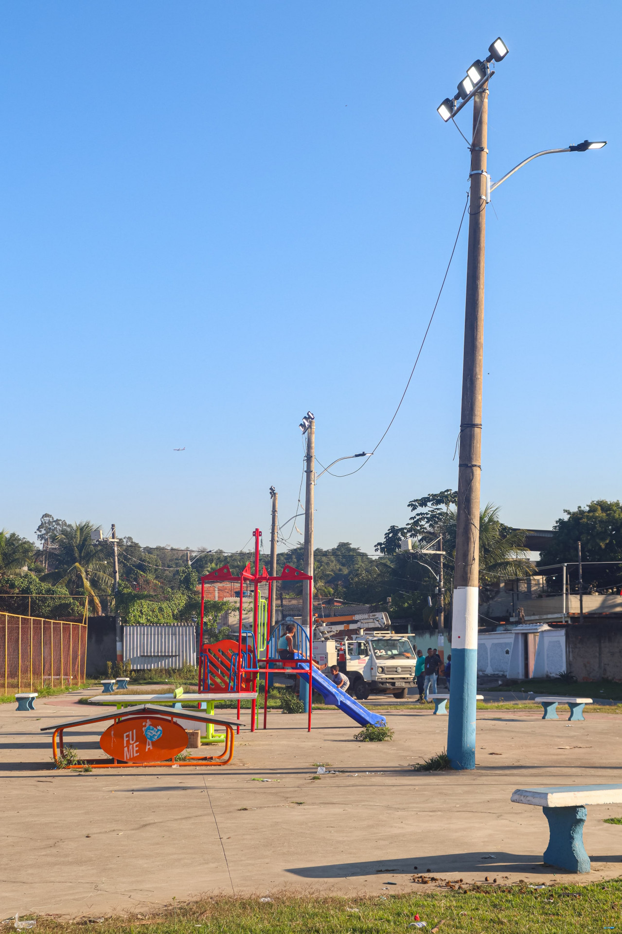 A Secretaria de Conserva&ccedil;&atilde;o est&aacute; fazendo mutir&atilde;o em diversos bairros para instalar lumin&aacute;rias - Jean Carlos / PMBR