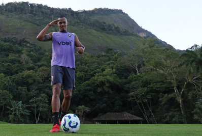 Vídeo! Capitão, Marlon Freitas eterniza títulos pelo Botafogo na pele