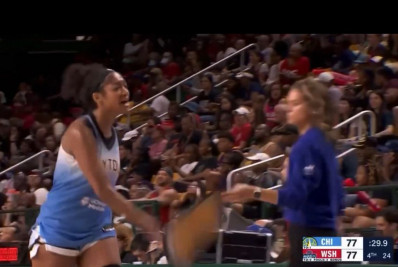 Vídeo: irritada, jogadora derruba prancheta de membro do staff do próprio time