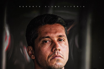 Vitória anuncia saída de Thiago Carpini