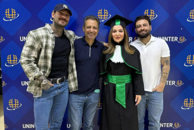 Mãe de Lucas Lucco se forma em Educação Física e ganha homenagem