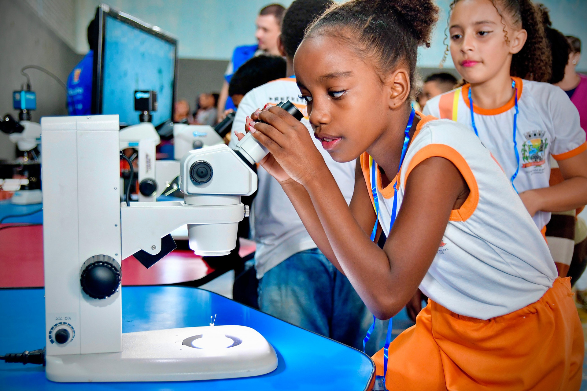 Os alunos despertaram a curiosidade e exploraram diversos equipamentos, como o microsc&oacute;pio   - Jeovani Campos / PMBR