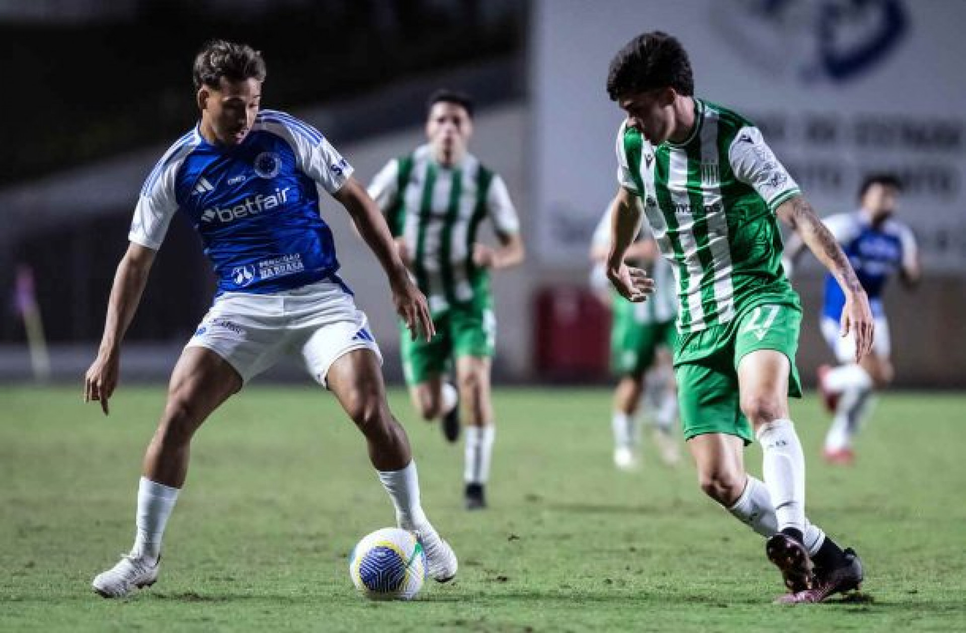 Japa ganha minutos na Vit&oacute;ria Cup e recebe elogios de Jardim no Cruzeiro