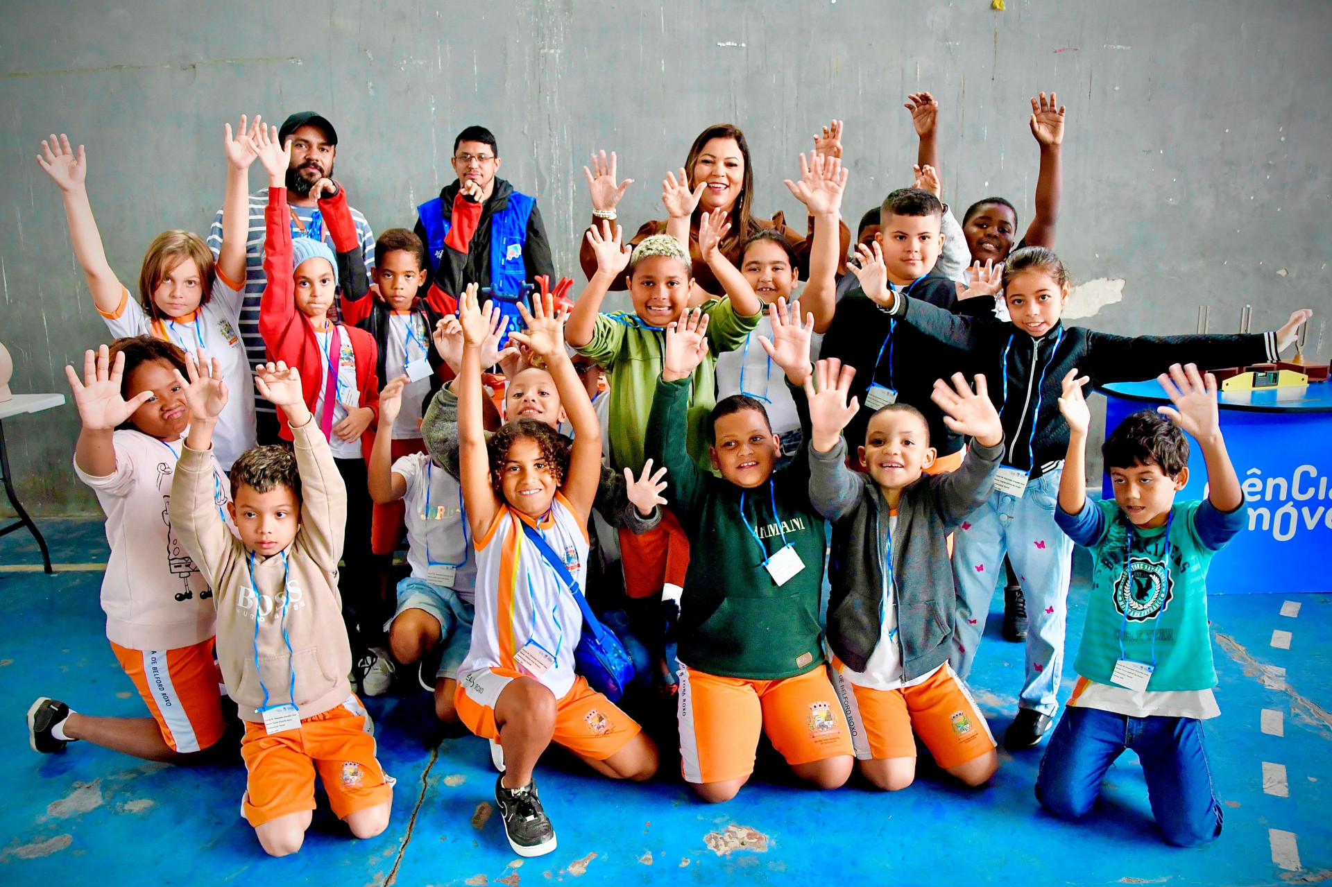 A secret&aacute;ria especial de Ensino, Fernanda Romero, com os alunos durante o projeto Ci&ecirc;ncia M&oacute;vel   - Jeovani Campos / PMBR