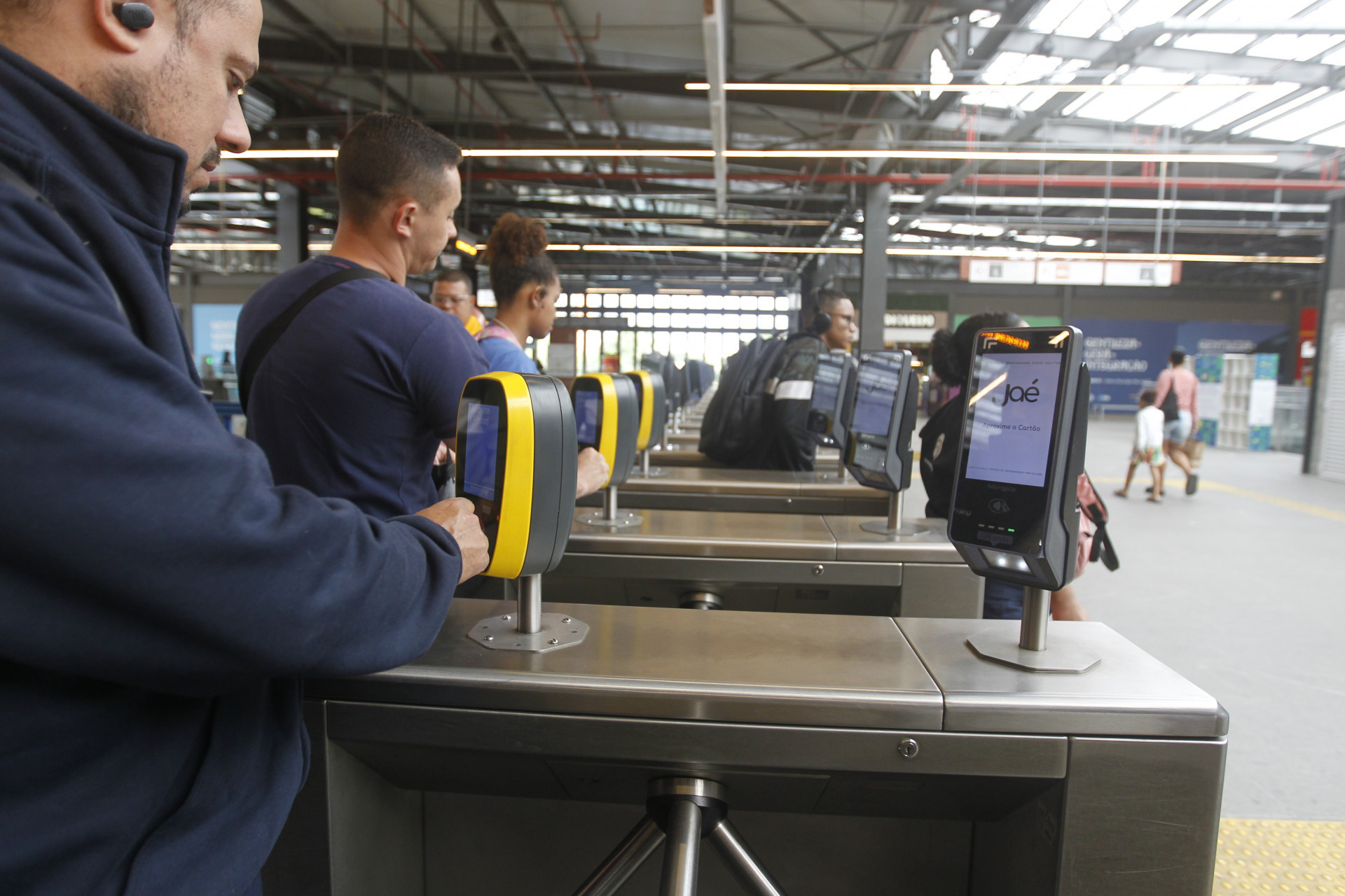 Nova fiscaliza&ccedil;&atilde;o foi criada para evitar que passageiros usem o VLT de gra&ccedil;a - Reginaldo Pimenta/Ag&ecirc;ncia O Dia