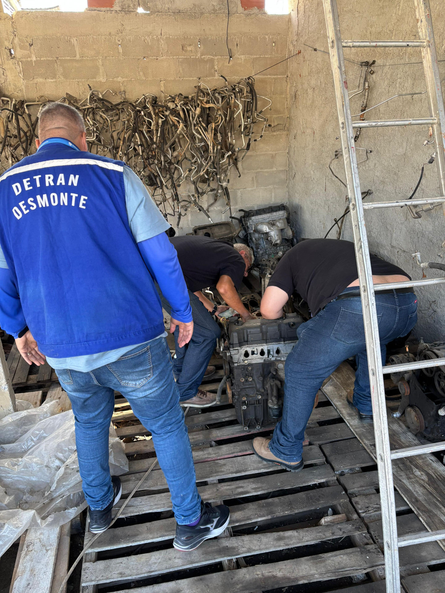 Agentes da Operação Desmonte, coordenada pelo Detran RJ fecharam ferro-velho nesta quarta-feira (9) - Divulgação / Detran RJ