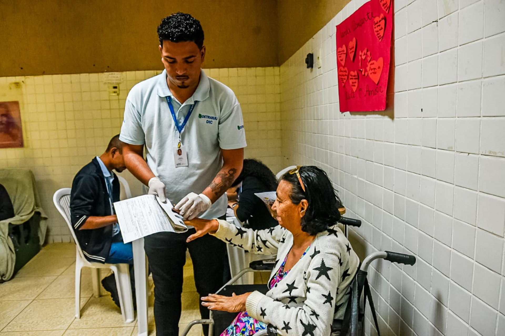 Idosos do abrigo Doce Morada, em Sepetiba, participam de ação do Detran RJ para emissão da nova Carteira de Identidade Nacional - Alexandre Simonini/Detran RJ