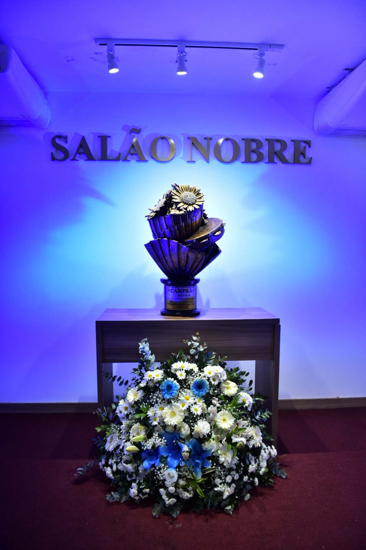 Troféu de campeã do carnaval exposto no salão nobre da Câmara