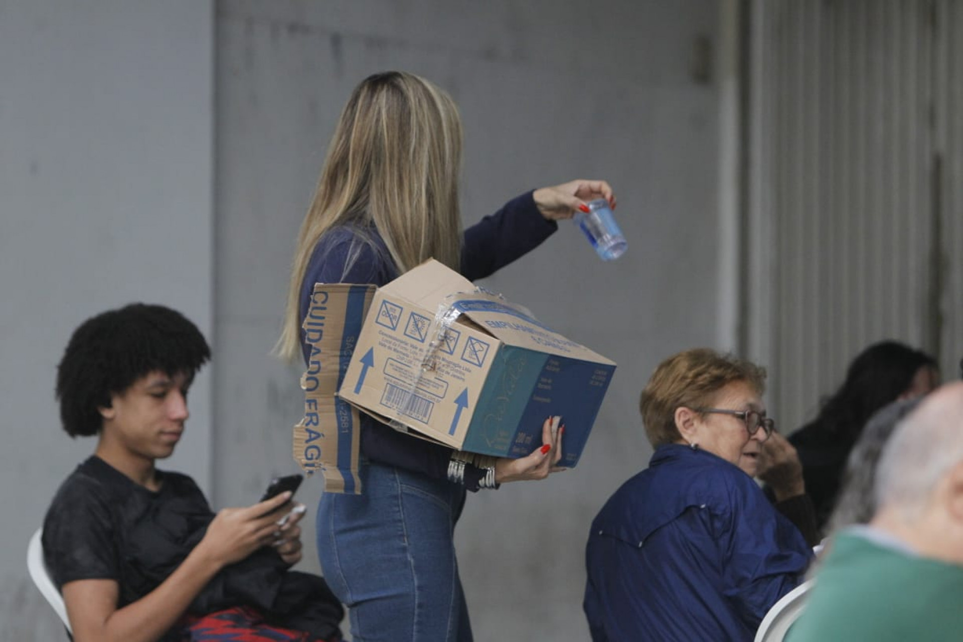 Funcion&aacute;rios do posto do Ja&eacute; de Botafogo entregaram &aacute;gua para quem esperava atendimento - Reginaldo Pimenta / Ag&ecirc;ncia O Dia