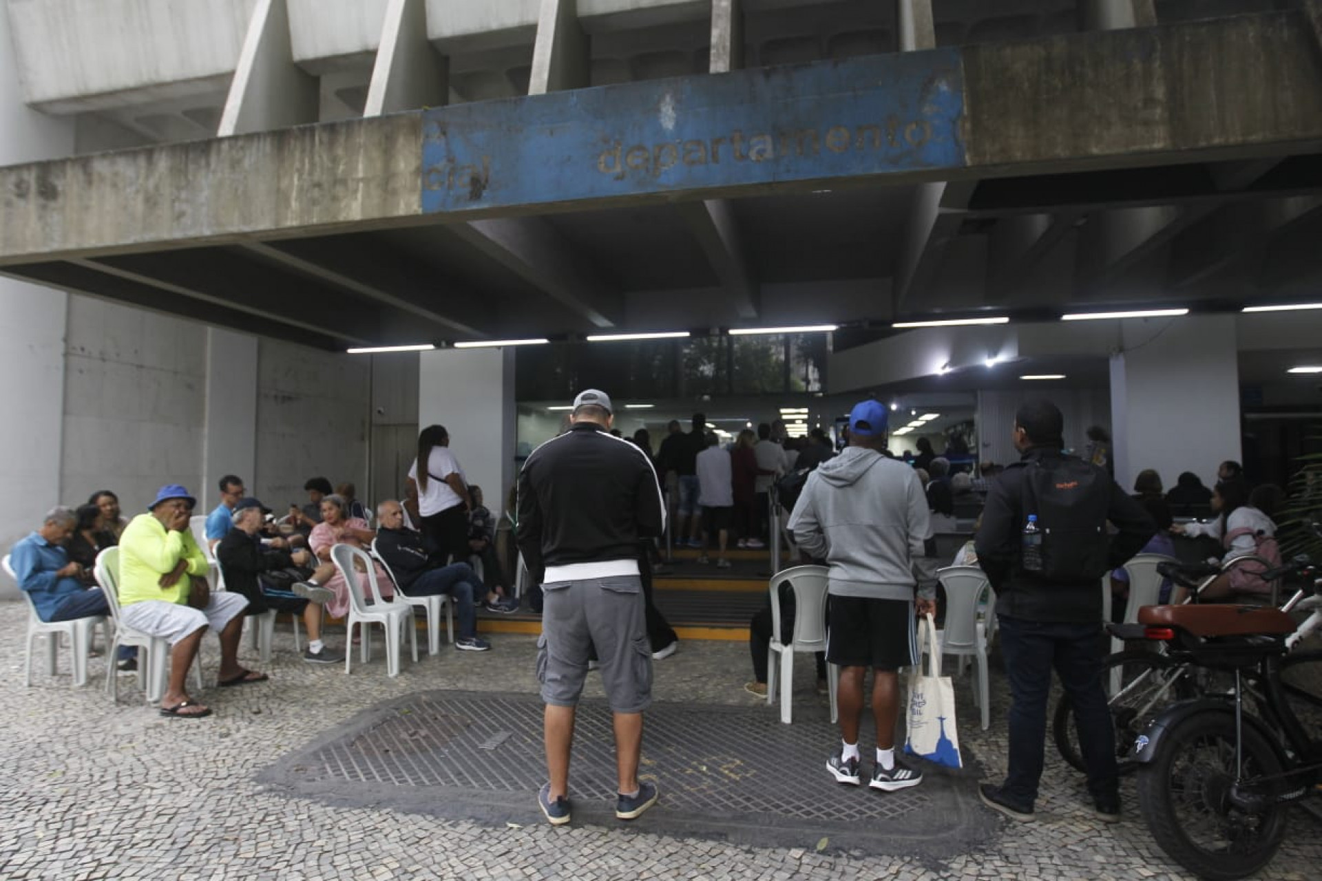Passageiros lotam posto do Ja&eacute;, em Botafogo, no quinto dia de obrigatoriedade para gratuidade - Reginaldo Pimenta / Ag&ecirc;ncia O Dia